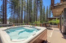 Gezellig House, Lake Tahoe Schaffer's Mill Home, Private Hot Tub, Ski & Golf!