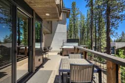 Gezellig House, Lake Tahoe Schaffer's Mill Home, Private Hot Tub, Ski & Golf!