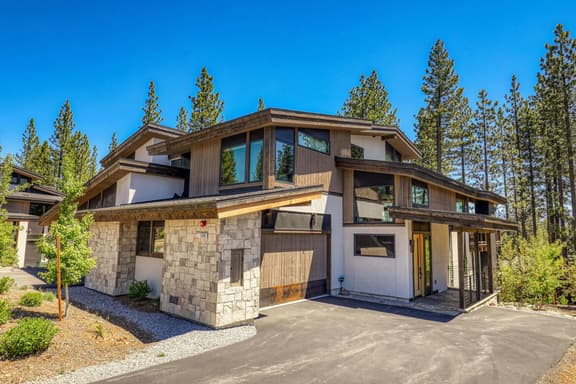 Gezellig House, Lake Tahoe Schaffer's Mill Home, Private Hot Tub, Ski & Golf!